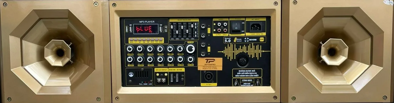 Loa k&eacute;o điện JatonPro TDB 300 l&agrave; một sản phẩm chất lượng cao của Điện M&aacute;y L&ecirc; Triều, mang đến trải nghiệm &acirc;m thanh đỉnh cao với c&ocirc;ng suất 1600W. Với thiết kế hiện đại, t&iacute;nh năng đa dạng v&agrave; độ bền cao, loa n&agrave;y l&agrave; sự lựa chọn ho&agrave;n hảo cho nhu cầu giải tr&iacute; v&agrave; sự kiện c&ocirc;ng cộng.