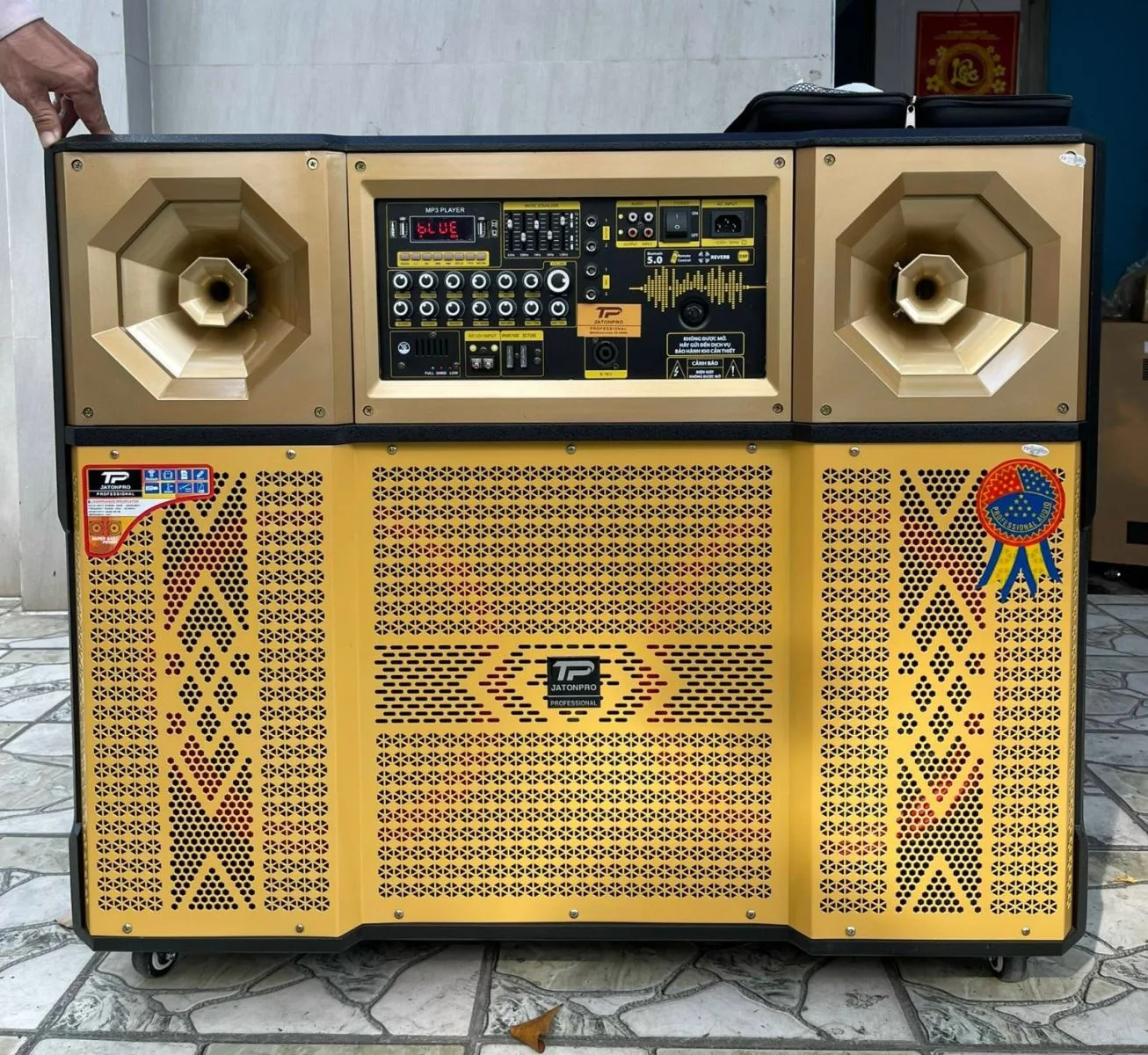 Loa k&eacute;o điện JatonPro TDB 300 l&agrave; một sản phẩm chất lượng cao của Điện M&aacute;y L&ecirc; Triều, mang đến trải nghiệm &acirc;m thanh đỉnh cao với c&ocirc;ng suất 1600W. Với thiết kế hiện đại, t&iacute;nh năng đa dạng v&agrave; độ bền cao, loa n&agrave;y l&agrave; sự lựa chọn ho&agrave;n hảo cho nhu cầu giải tr&iacute; v&agrave; sự kiện c&ocirc;ng cộng.