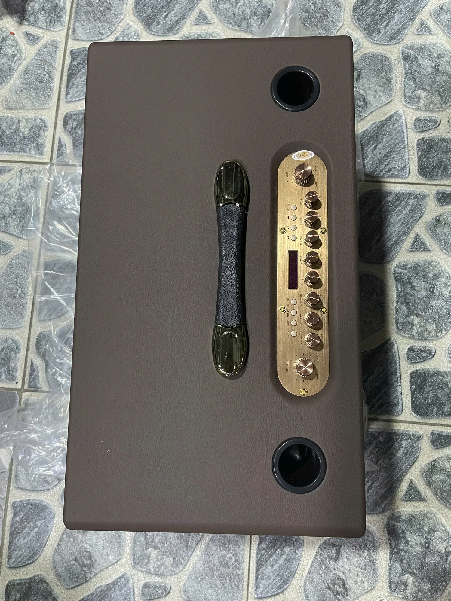 Liên hệ ngay với Điện Máy Lê Triều để trải nghiệm sản phẩm trực tiếp hoặc mua online tiện lợi. Đừng bỏ lỡ cơ hội sở hữu chiếc loa kéo xách tay chất lượng cao với giá cực tốt và chính sách trả góp hấp dẫn!