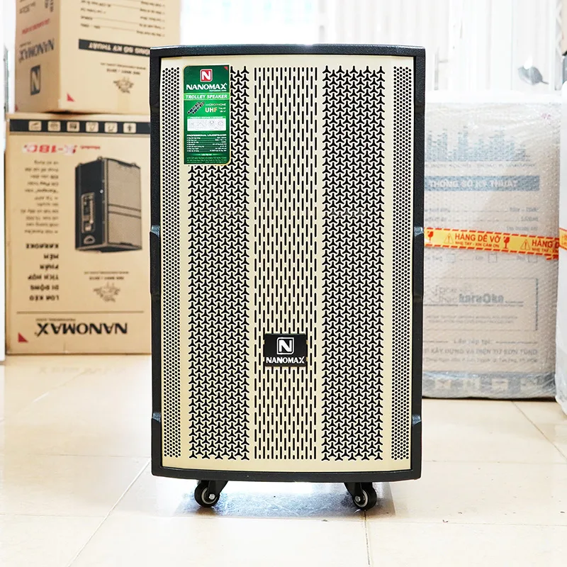 Loa k&eacute;o Nanomax SK-12F3 l&agrave; một sản phẩm đ&aacute;ng ch&uacute; &yacute; trong d&ograve;ng loa karaoke di động. Với t&iacute;nh năng kết nối kh&ocirc;ng d&acirc;y Bluetooth, loa k&eacute;o 3 tấc hay nhất n&agrave;y mang đến sự tiện &iacute;ch v&agrave; linh hoạt cho việc tr&igrave;nh diễn v&agrave; thưởng thức &acirc;m nhạc. Bạn c&oacute; thể dễ d&agrave;ng kết nối loa với điện thoại di động, m&aacute;y t&iacute;nh bảng hoặc c&aacute;c thiết bị kh&aacute;c, v&agrave; ph&aacute;t nhạc m&agrave; kh&ocirc;ng cần d&ugrave;ng d&acirc;y c&aacute;p phức tạp. Điều n&agrave;y gi&uacute;p bạn tự do di chuyển v&agrave; tận hưởng &acirc;m thanh chất lượng cao ở bất kỳ nơi đ&acirc;u.