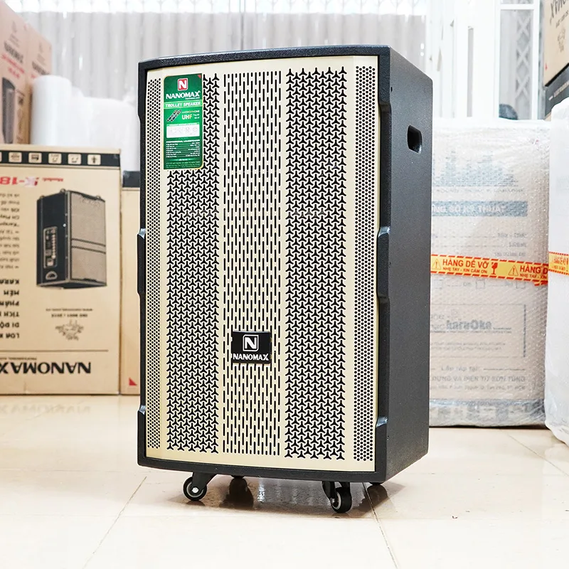 Loa k&eacute;o Nanomax SK-12F3 l&agrave; một sản phẩm đ&aacute;ng ch&uacute; &yacute; trong d&ograve;ng loa karaoke di động. Với t&iacute;nh năng kết nối kh&ocirc;ng d&acirc;y Bluetooth, loa k&eacute;o 3 tấc hay nhất n&agrave;y mang đến sự tiện &iacute;ch v&agrave; linh hoạt cho việc tr&igrave;nh diễn v&agrave; thưởng thức &acirc;m nhạc. Bạn c&oacute; thể dễ d&agrave;ng kết nối loa với điện thoại di động, m&aacute;y t&iacute;nh bảng hoặc c&aacute;c thiết bị kh&aacute;c, v&agrave; ph&aacute;t nhạc m&agrave; kh&ocirc;ng cần d&ugrave;ng d&acirc;y c&aacute;p phức tạp. Điều n&agrave;y gi&uacute;p bạn tự do di chuyển v&agrave; tận hưởng &acirc;m thanh chất lượng cao ở bất kỳ nơi đ&acirc;u.