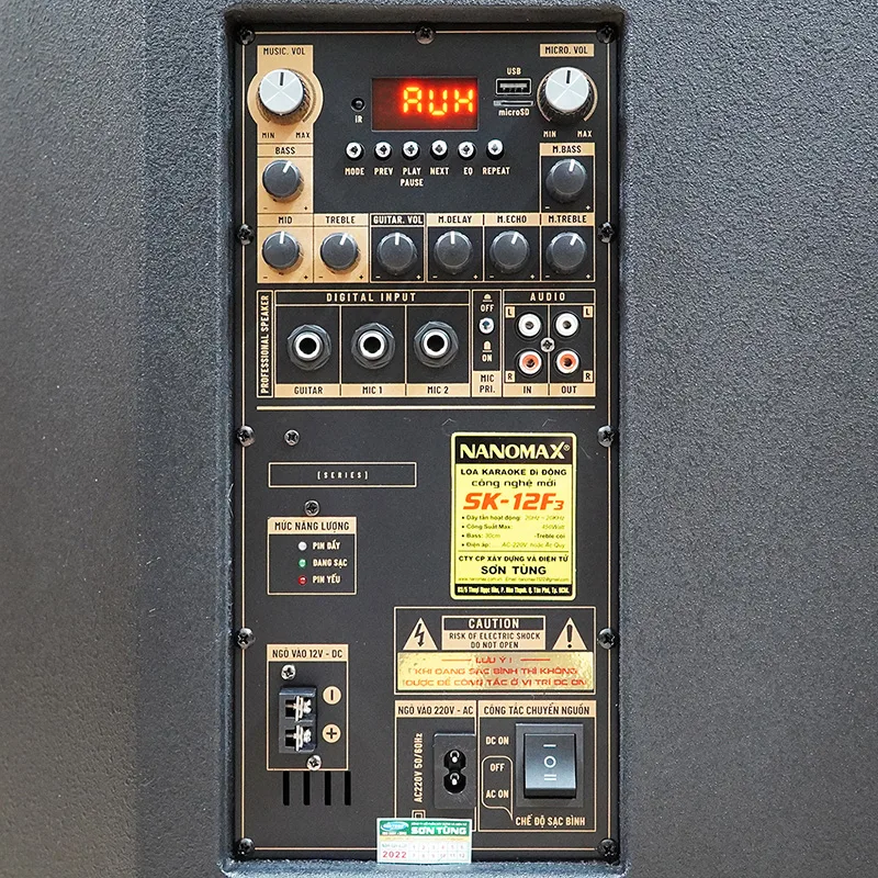 Loa k&eacute;o Nanomax SK-12F3 l&agrave; một sản phẩm đ&aacute;ng ch&uacute; &yacute; trong d&ograve;ng loa karaoke di động. Với t&iacute;nh năng kết nối kh&ocirc;ng d&acirc;y Bluetooth, loa k&eacute;o 3 tấc hay nhất n&agrave;y mang đến sự tiện &iacute;ch v&agrave; linh hoạt cho việc tr&igrave;nh diễn v&agrave; thưởng thức &acirc;m nhạc. Bạn c&oacute; thể dễ d&agrave;ng kết nối loa với điện thoại di động, m&aacute;y t&iacute;nh bảng hoặc c&aacute;c thiết bị kh&aacute;c, v&agrave; ph&aacute;t nhạc m&agrave; kh&ocirc;ng cần d&ugrave;ng d&acirc;y c&aacute;p phức tạp. Điều n&agrave;y gi&uacute;p bạn tự do di chuyển v&agrave; tận hưởng &acirc;m thanh chất lượng cao ở bất kỳ nơi đ&acirc;u.