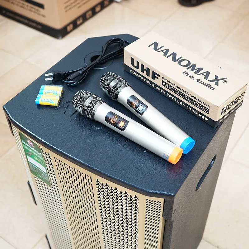 Loa k&eacute;o Nanomax SK-12F3 l&agrave; một sản phẩm đ&aacute;ng ch&uacute; &yacute; trong d&ograve;ng loa karaoke di động. Với t&iacute;nh năng kết nối kh&ocirc;ng d&acirc;y Bluetooth, loa k&eacute;o 3 tấc hay nhất n&agrave;y mang đến sự tiện &iacute;ch v&agrave; linh hoạt cho việc tr&igrave;nh diễn v&agrave; thưởng thức &acirc;m nhạc. Bạn c&oacute; thể dễ d&agrave;ng kết nối loa với điện thoại di động, m&aacute;y t&iacute;nh bảng hoặc c&aacute;c thiết bị kh&aacute;c, v&agrave; ph&aacute;t nhạc m&agrave; kh&ocirc;ng cần d&ugrave;ng d&acirc;y c&aacute;p phức tạp. Điều n&agrave;y gi&uacute;p bạn tự do di chuyển v&agrave; tận hưởng &acirc;m thanh chất lượng cao ở bất kỳ nơi đ&acirc;u.