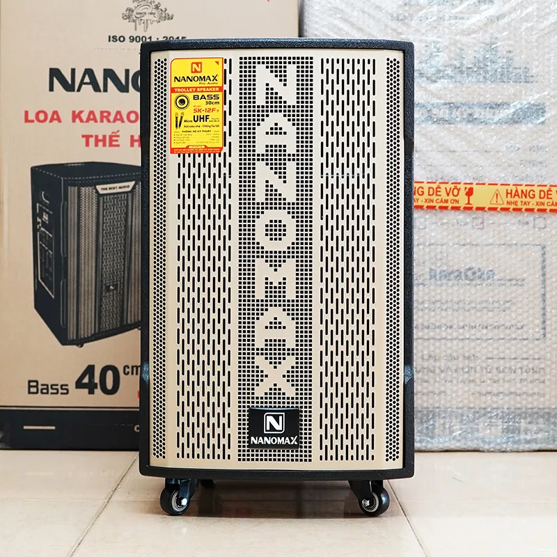 Loa k&eacute;o Nanomax SK-12F7 3 tấc với thiết kế m&agrave;u v&agrave;ng sang trọng v&agrave; đẹp mắt sẽ l&agrave; một lựa chọn tuyệt vời cho việc h&aacute;t karaoke trong nh&agrave;. Với k&iacute;ch thước vừa phải v&agrave; xinh xắn, n&oacute; dễ d&agrave;ng ph&ugrave; hợp với kh&ocirc;ng gian nhỏ v&agrave; tạo điểm nhấn thẩm mỹ cho kh&ocirc;ng gian giải tr&iacute; của bạn.