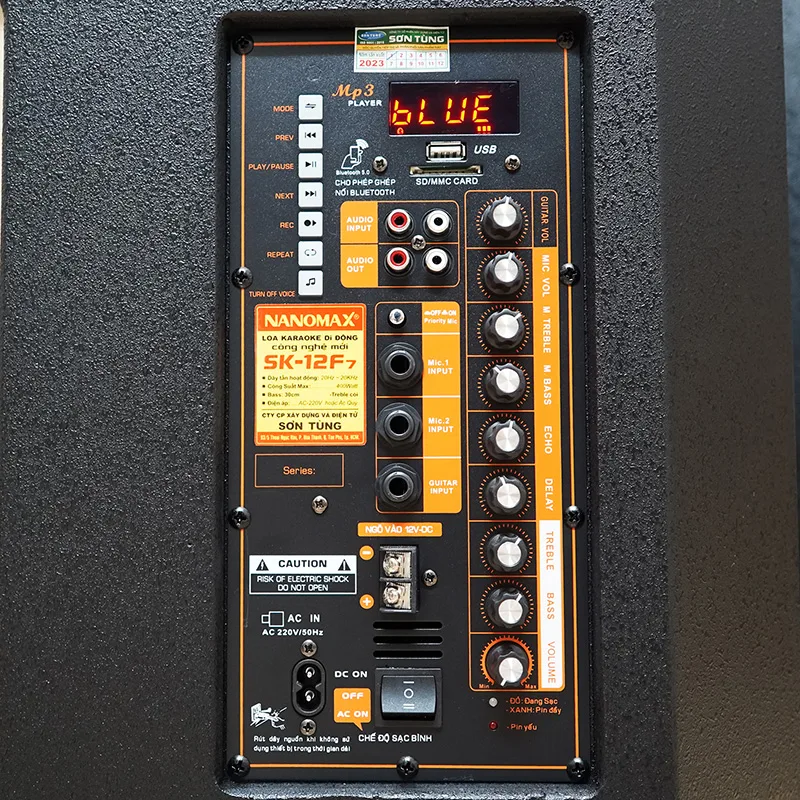 Loa k&eacute;o Nanomax SK-12F7 3 tấc với thiết kế m&agrave;u v&agrave;ng sang trọng v&agrave; đẹp mắt sẽ l&agrave; một lựa chọn tuyệt vời cho việc h&aacute;t karaoke trong nh&agrave;. Với k&iacute;ch thước vừa phải v&agrave; xinh xắn, n&oacute; dễ d&agrave;ng ph&ugrave; hợp với kh&ocirc;ng gian nhỏ v&agrave; tạo điểm nhấn thẩm mỹ cho kh&ocirc;ng gian giải tr&iacute; của bạn.