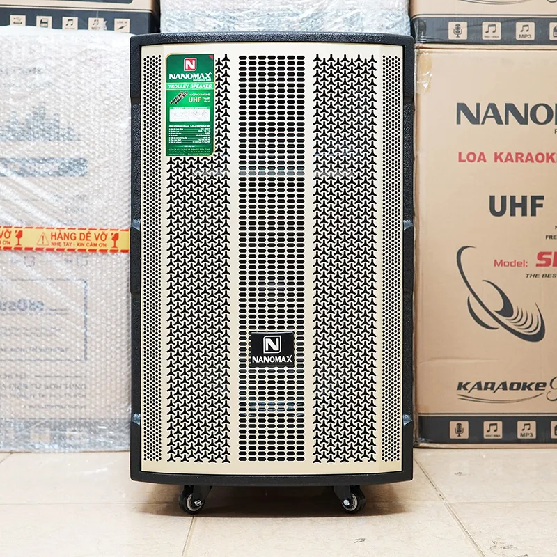 Loa kéo Nanomax S-15D1 là một phiên bản loa kéo 4 tấc 2 đường tiếng khác biệt trong dòng sản phẩm Nanomax. Với giá thành thấp và chất lượng âm thanh tuyệt vời, nó là một lựa chọn hấp dẫn cho nhiều khách hàng. Với kích thước tương đối lớn, cao 72cm, Nanomax S-15D1 mang đến sự mạnh mẽ và vượt trội trong việc tái tạo âm thanh, phù hợp cho việc hát karaoke cả trong nhà và ngoài trời.