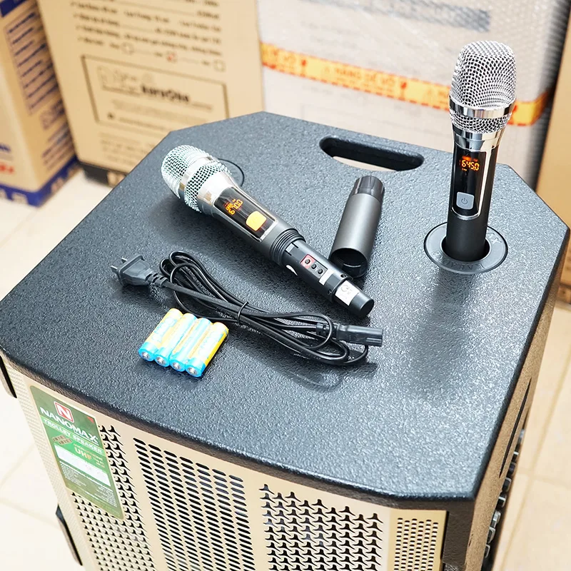 Loa kéo Nanomax S-15D1 là một phiên bản loa kéo 4 tấc 2 đường tiếng khác biệt trong dòng sản phẩm Nanomax. Với giá thành thấp và chất lượng âm thanh tuyệt vời, nó là một lựa chọn hấp dẫn cho nhiều khách hàng. Với kích thước tương đối lớn, cao 72cm, Nanomax S-15D1 mang đến sự mạnh mẽ và vượt trội trong việc tái tạo âm thanh, phù hợp cho việc hát karaoke cả trong nhà và ngoài trời.