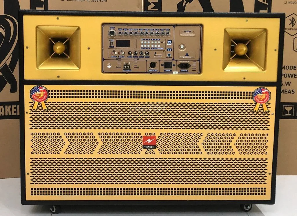 Loa k&eacute;o điện Thunder 4 tấc đ&ocirc;i 1000W JB32 l&agrave; một sản phẩm &acirc;m thanh mạnh mẽ v&agrave; đa năng, được thiết kế để đ&aacute;p ứng nhu cầu giải tr&iacute; &acirc;m nhạc chất lượng cao. Với c&ocirc;ng suất l&ecirc;n đến 1000W, loa k&eacute;o n&agrave;y mang đến &acirc;m thanh mạnh mẽ, sống động v&agrave; phủ s&oacute;ng rộng, ph&ugrave; hợp cho c&aacute;c sự kiện trong v&agrave; ngo&agrave;i trời, hội trường, qu&aacute;n bar, hội thảo, v&agrave; nhiều hoạt động giải tr&iacute;.