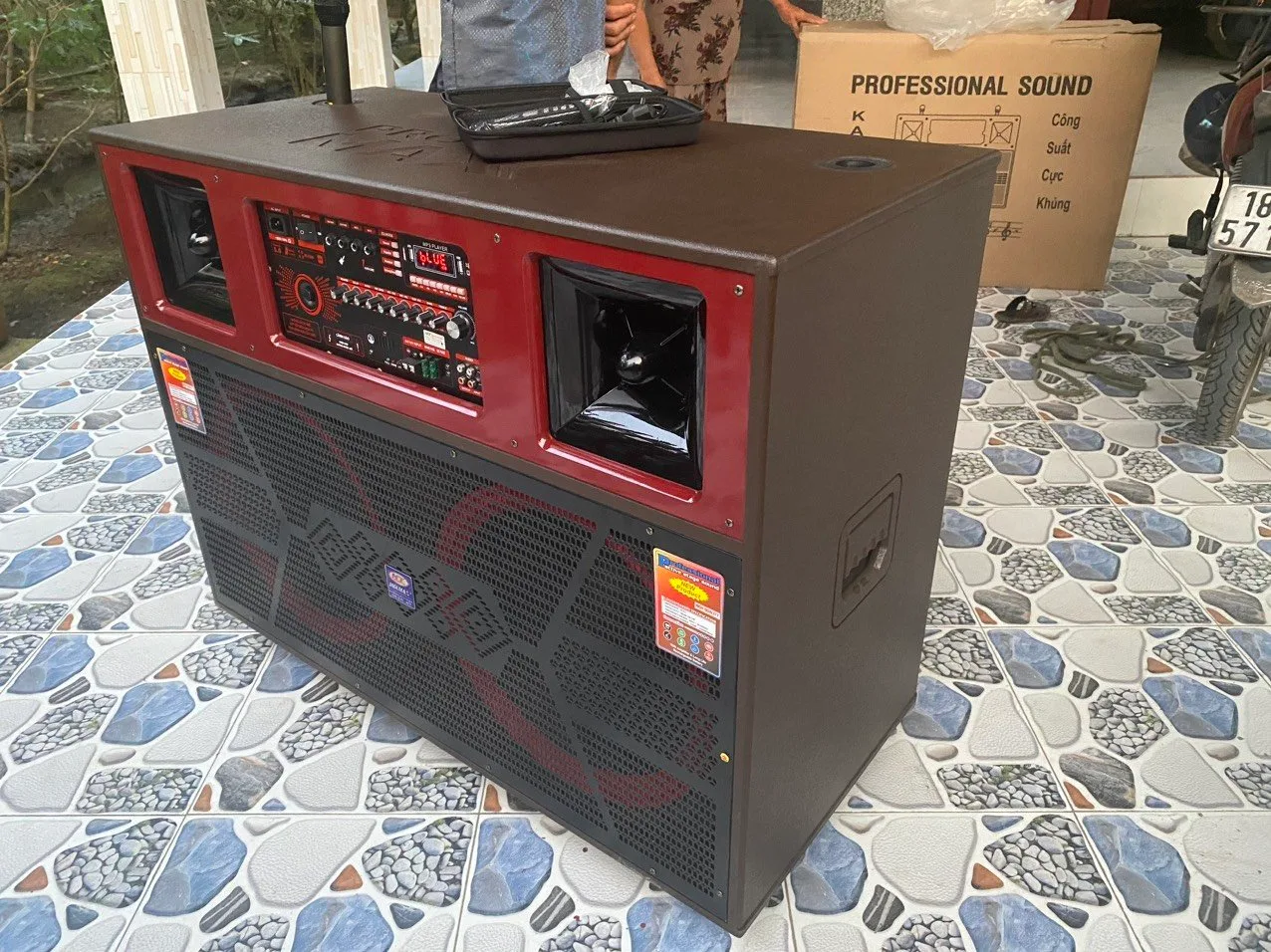 Nếu bạn đang t&igrave;m kiếm một hệ thống loa k&eacute;o mạnh mẽ, đa chức năng v&agrave; chất lượng cao, th&igrave; loa k&eacute;o jagumax 5 tấc đ&ocirc;i 1500w k-5000 sẽ l&agrave; sự lựa chọn ho&agrave;n hảo cho bạn. Với c&ocirc;ng suất l&ecirc;n đến 1500W, n&oacute; mang đến &acirc;m thanh mạnh mẽ vượt xa sự mong đợi.