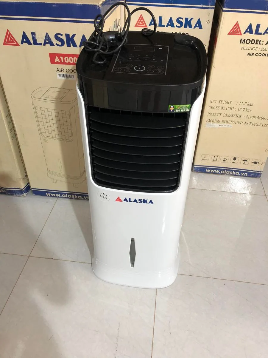 Quạt hơi nước Alaska 20L A1000 là một giải pháp hiệu quả để mang lại không gian mát mẻ và thoải mái trong ngôi nhà của bạn. Với khả năng chứa 20L nước, quạt hơi nước này có thể hoạt động liên tục trong thời gian dài mà không cần phải liên tục điền nước.