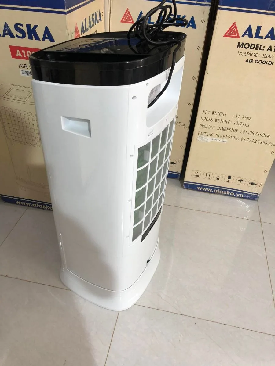 Quạt hơi nước Alaska 20L A1000 là một giải pháp hiệu quả để mang lại không gian mát mẻ và thoải mái trong ngôi nhà của bạn. Với khả năng chứa 20L nước, quạt hơi nước này có thể hoạt động liên tục trong thời gian dài mà không cần phải liên tục điền nước.