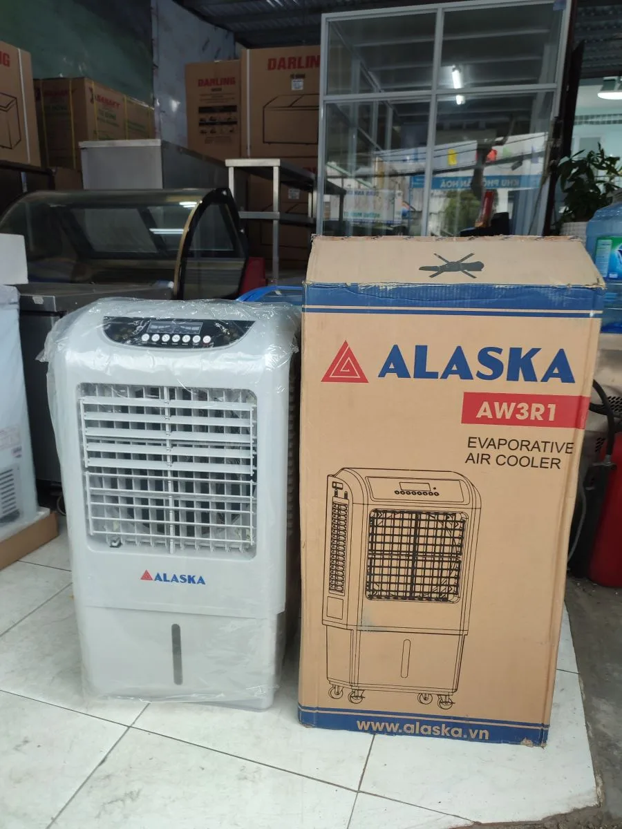 Quạt hơi nước Alaska 30L AW-3R1 l&agrave; một giải ph&aacute;p tuyệt vời để l&agrave;m m&aacute;t kh&ocirc;ng gian trong những ng&agrave;y nắng n&oacute;ng. Với dung t&iacute;ch chứa nước l&ecirc;n đến 30 l&iacute;t, quạt n&agrave;y mang đến hiệu suất l&agrave;m m&aacute;t mạnh mẽ v&agrave; duy tr&igrave; kh&ocirc;ng kh&iacute; m&aacute;t mẻ trong thời gian d&agrave;i, tạo cảm gi&aacute;c thoải m&aacute;i v&agrave; tiện lợi cho người d&ugrave;ng.