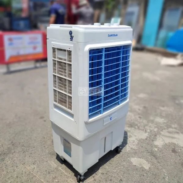 Quạt điều ho&agrave; kh&ocirc;ng kh&iacute; Daikiosan DKA-04000C l&agrave; một d&ograve;ng sản phẩm vượt trội với nhiều t&iacute;nh năng ưu việt v&agrave; th&acirc;n thiện với người sử dụng, mang đến giải ph&aacute;p hiệu quả cho việc l&agrave;m m&aacute;t. Với thiết kế th&ocirc;ng minh, quạt n&agrave;y vượt qua c&aacute;c yếu điểm của c&aacute;c thiết bị l&agrave;m m&aacute;t như điều h&ograve;a v&agrave; quạt phun sương.