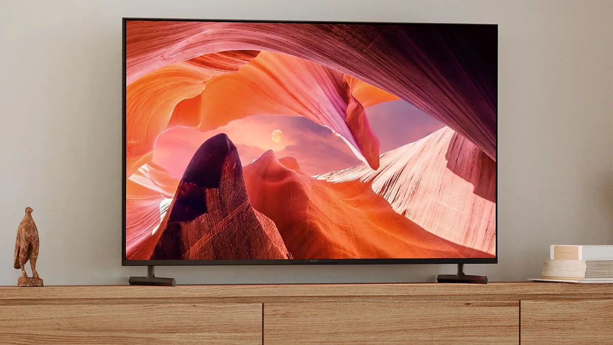 Tivi Sony KD-85X80L sử dụng c&ocirc;ng nghệ Google TV, cho ph&eacute;p bạn tận hưởng giải tr&iacute; v&ocirc; tận tr&ecirc;n m&agrave;n h&igrave;nh lớn 85 inch. Trải nghiệm h&igrave;nh ảnh ch&acirc;n thật được đảm bảo nhờ bộ xử l&yacute; X1 4K HDR, mang đến khung h&igrave;nh sắc n&eacute;t, chi tiết với m&agrave;u sắc rực rỡ th&ocirc;ng qua c&ocirc;ng nghệ Triluminos Pro. &Acirc;m thanh r&otilde; n&eacute;t v&agrave; phong ph&uacute; với c&ocirc;ng nghệ X-Balanced, cho &acirc;m trầm mạnh mẽ v&agrave; trung thực. Điều khiển tivi trở n&ecirc;n tiện lợi hơn với khả năng gọi video v&agrave; điều khiển bằng cử chỉ th&ocirc;ng qua Bravia CAM. Với tất cả những t&iacute;nh năng n&agrave;y, tivi Sony KD-85X80L đem đến trải nghiệm giải tr&iacute; tuyệt vời v&agrave; hấp dẫn cho gia đ&igrave;nh v&agrave; bạn b&egrave;.